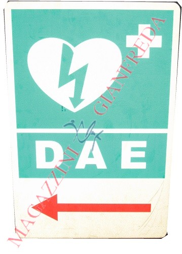 SEGNALETICA INDICATIVA PER ESTERNO,  DEFIBRILLATORE "DAE" CON FRECCIA INDICATIVA A SX CM. 40X60